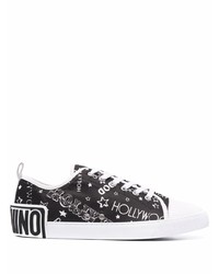 schwarze und weiße bedruckte Segeltuch niedrige Sneakers von Moschino