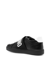 schwarze und weiße bedruckte Slip-On Sneakers aus Leder von Moschino