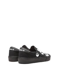 schwarze und weiße bedruckte Slip-On Sneakers aus Segeltuch von adidas