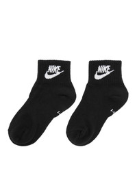 schwarze und weiße bedruckte Socken von Nike