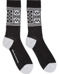 schwarze und weiße bedruckte Socken von White Mountaineering
