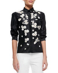 schwarze und weiße Bluse mit Knöpfen mit Blumenmuster