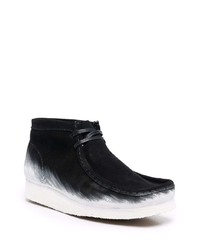 schwarze und weiße Chukka-Stiefel aus Wildleder von Clarks Originals