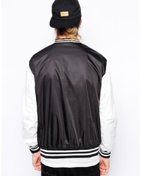 schwarze und weiße Collegejacke