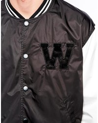 schwarze und weiße Collegejacke