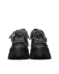 schwarze und weiße flache Stiefel mit einer Schnürung aus Leder von Miu Miu