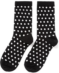 schwarze und weiße gepunktete Socken