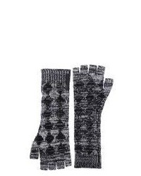 schwarze und weiße Handschuhe mit geometrischem Muster