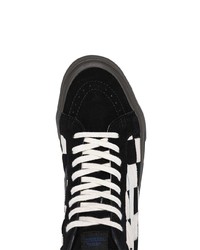 schwarze und weiße hohe Sneakers mit Karomuster von Vans