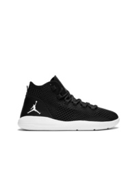 schwarze und weiße hohe Sneakers von Jordan
