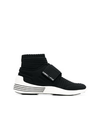 schwarze und weiße hohe Sneakers von Kendall & Kylie