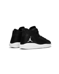 schwarze und weiße hohe Sneakers von Jordan