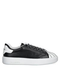 schwarze und weiße horizontal gestreifte niedrige Sneakers