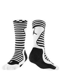 schwarze und weiße horizontal gestreifte Socken