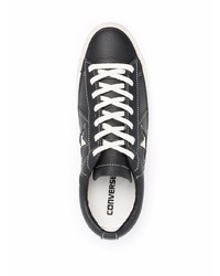 schwarze und weiße Leder niedrige Sneakers mit Sternenmuster von Converse