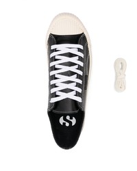 schwarze und weiße Leder niedrige Sneakers von Superga