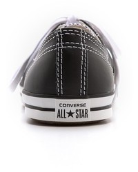 schwarze und weiße Leder niedrige Sneakers von Converse