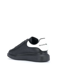 schwarze und weiße Leder niedrige Sneakers von Alexander McQueen