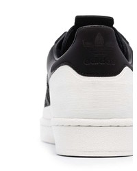 schwarze und weiße Leder niedrige Sneakers von adidas