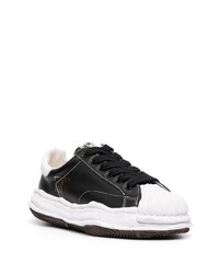 schwarze und weiße Leder niedrige Sneakers von Maison Mihara Yasuhiro