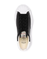 schwarze und weiße Leder niedrige Sneakers von Maison Mihara Yasuhiro