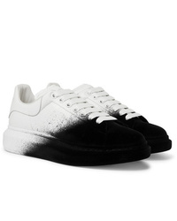 schwarze und weiße niedrige Sneakers von Alexander McQueen