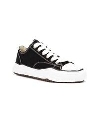 schwarze und weiße niedrige Sneakers von Maison Mihara Yasuhiro