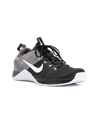 schwarze und weiße niedrige Sneakers von Nike