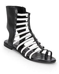 schwarze und weiße Römersandalen