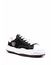 schwarze und weiße Segeltuch niedrige Sneakers von Maison Mihara Yasuhiro