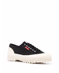 schwarze und weiße Segeltuch niedrige Sneakers von Superga