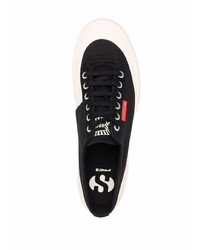 schwarze und weiße Segeltuch niedrige Sneakers von Superga