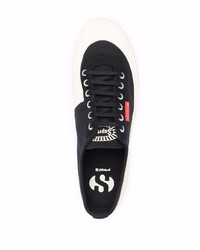schwarze und weiße Segeltuch niedrige Sneakers von Superga