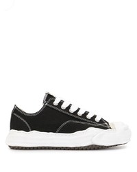 schwarze und weiße Segeltuch niedrige Sneakers von Maison Mihara Yasuhiro