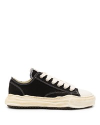 schwarze und weiße Segeltuch niedrige Sneakers von Maison Mihara Yasuhiro