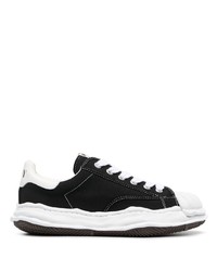 schwarze und weiße Segeltuch niedrige Sneakers von Maison Mihara Yasuhiro