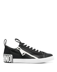 schwarze und weiße Segeltuch niedrige Sneakers von Moschino