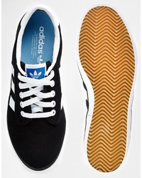 schwarze und weiße Segeltuch niedrige Sneakers von adidas