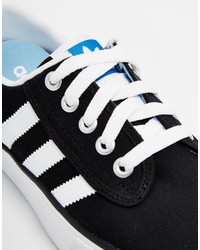 schwarze und weiße Segeltuch niedrige Sneakers von adidas