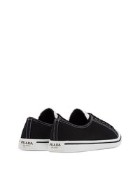 schwarze und weiße Segeltuch niedrige Sneakers von Prada