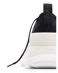 schwarze und weiße Segeltuch niedrige Sneakers von Alexander McQueen