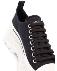 schwarze und weiße Segeltuch niedrige Sneakers von Alexander McQueen