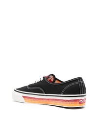 schwarze und weiße Segeltuch niedrige Sneakers von Vans