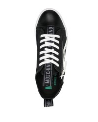 schwarze und weiße Segeltuch niedrige Sneakers von Moschino