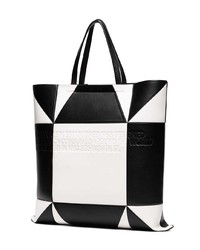 schwarze und weiße Shopper Tasche aus Leder mit geometrischem Muster von Calvin Klein 205W39nyc