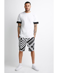 schwarze und weiße Shorts mit geometrischen Mustern