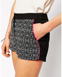 schwarze und weiße Shorts mit geometrischem Muster