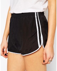 schwarze und weiße Shorts