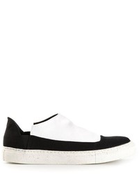schwarze und weiße Slip-On Sneakers
