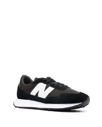 schwarze und weiße Sportschuhe von New Balance